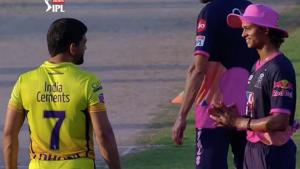 This snap of Yashasvi Jaiswal greeting MS Dhoni went viral.(Screengrab) This snap of Yashasvi Jaiswal greeting MS Dhoni went viral.(Screengrab)