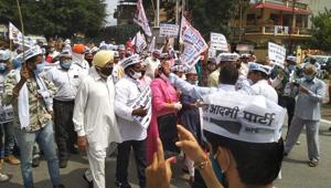 Members of AAP marching towards Assembly on Wednesday in Dehradun.(HT photo) Members of AAP marching towards Assembly on Wednesday in Dehradun.(HT photo)