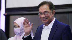 Anwar’s Alliance of Hope was elected in 2018 but collapsed after Muhyiddin withdrew his party and tied up with corruption-tainted opposition parties to form a Malay-centric government in March.(AP) Anwar’s Alliance of Hope was elected in 2018 but collapsed after Muhyiddin withdrew his party and tied up with corruption-tainted opposition parties to form a Malay-centric government in March.(AP)