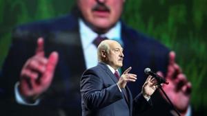 Earlier independent news agencies reported that streets were closed as Lukashenko’s motorcade raced through the capital Minsk.(via Reuters file photo) Earlier independent news agencies reported that streets were closed as Lukashenko’s motorcade raced through the capital Minsk.(via Reuters file photo)