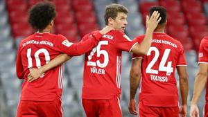 Soccer Football - Bundesliga - Bayern Munich v Schalke 04 - Allianz Arena, Munich, Germany - September 18, 2020 Bayern Munich's Thomas Muller celebrates scoring their sixth goal with teammates REUTERS/Michael Dalder DFL regulations prohibit any use of photographs as image sequences and/or quasi-video(REUTERS) Soccer Football - Bundesliga - Bayern Munich v Schalke 04 - Allianz Arena, Munich, Germany - September 18, 2020 Bayern Munich's Thomas Muller celebrates scoring their sixth goal with teammates REUTERS/Michael Dalder DFL regulations prohibit any use of photographs as image sequences and/or quasi-video(REUTERS)