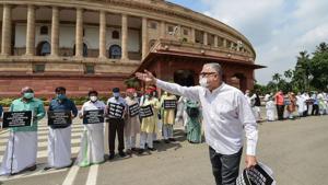TMC MP Derek O'Brien gestures as other opposition lawmakers protest against the recent farm and labour bills, during the ongoing Monsoon Session, at Parliament House in New Delhi, Sept. 23, 2020.(PTI) TMC MP Derek O'Brien gestures as other opposition lawmakers protest against the recent farm and labour bills, during the ongoing Monsoon Session, at Parliament House in New Delhi, Sept. 23, 2020.(PTI)