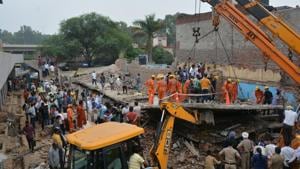 The cave-in happened at around 9:30 am.(HT Photo) The cave-in happened at around 9:30 am.(HT Photo)