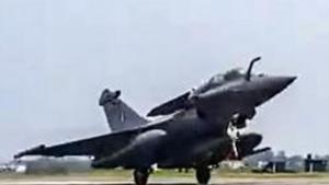 The critical observations were part of CAG’s scrutiny of the status of a raft of offset contracts — including the September 2016 Rafale deal — between 2005 and 2018.(PTI) The critical observations were part of CAG’s scrutiny of the status of a raft of offset contracts — including the September 2016 Rafale deal — between 2005 and 2018.(PTI)
