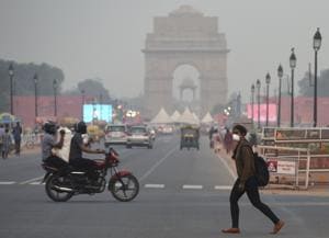 Smog often shrouds Rajpath making India Gate look hazy during this time of the year.(PHOTO: Biplov Bhuyan/HT (For representational purpose only))