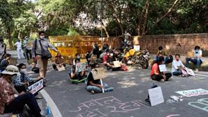 Protesters said they were adhering to social distancing norms and reducing the risk of spread of infection by carrying their own sanitisers, consumables and posters.(HT photo) Protesters said they were adhering to social distancing norms and reducing the risk of spread of infection by carrying their own sanitisers, consumables and posters.(HT photo)