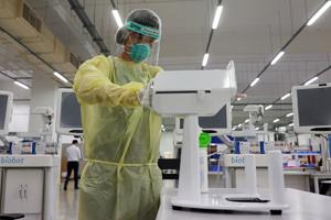 An operator wearing personal protective equipment (PPE) wipes down the coronavirus disease (COVID-19) swab test robot called SwabBot during a demonstration in Singapore September 25, 2020. REUTERS/Edgar Su(REUTERS) An operator wearing personal protective equipment (PPE) wipes down the coronavirus disease (COVID-19) swab test robot called SwabBot during a demonstration in Singapore September 25, 2020. REUTERS/Edgar Su(REUTERS)
