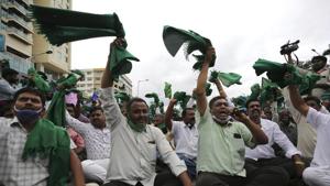 Indian farmers raise their shawls and shout anti-government slogans during a protest against farm bills in Bengaluru.(AP photo) Indian farmers raise their shawls and shout anti-government slogans during a protest against farm bills in Bengaluru.(AP photo)
