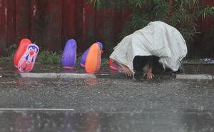Toy sellers huddle beneath a tarp to shelter from rain near Statue Circle, in Jaipur, Rajasthan (Photo by Himanshu Vyas / Hindustan Times) Toy sellers huddle beneath a tarp to shelter from rain near Statue Circle, in Jaipur, Rajasthan (Photo by Himanshu Vyas / Hindustan Times)