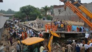 The rescue operation continued for four hours, but all four men who were trapped died.(Sant Arora/HT) The rescue operation continued for four hours, but all four men who were trapped died.(Sant Arora/HT)
