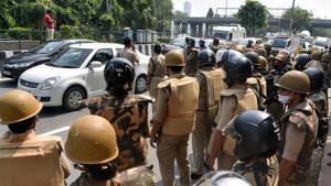 Police personnel deployed at the Noida-Delhi border on Friday in the wake of the nationwide farmers’ protest.(ANI) Police personnel deployed at the Noida-Delhi border on Friday in the wake of the nationwide farmers’ protest.(ANI)