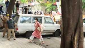 Sara Ali Khan arrives at NCB office for questioning.(Varinder Chawla) Sara Ali Khan arrives at NCB office for questioning.(Varinder Chawla)