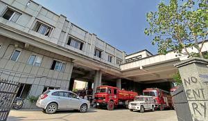 Firefighters in the city have to cover their faces with wet cloth to avoid asphyxiation as they don’t have fire safety suits.(Gurpreet Singh/HT) Firefighters in the city have to cover their faces with wet cloth to avoid asphyxiation as they don’t have fire safety suits.(Gurpreet Singh/HT)