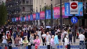 People visit a main shopping area following the coronavirus disease (Covid-19) outbreak in Shanghai, China on September 24, 2020.(Reuters Photo) People visit a main shopping area following the coronavirus disease (Covid-19) outbreak in Shanghai, China on September 24, 2020.(Reuters Photo)