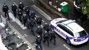 Police officers arrive at the scene of an incident near the former offices of French magazine Charlie Hebdo, in Paris, France September 25, 2020.(REUTERS) Police officers arrive at the scene of an incident near the former offices of French magazine Charlie Hebdo, in Paris, France September 25, 2020.(REUTERS)