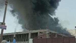 A under construction building in Kasna, Greater Noida catches fire.(ANI/Twitter) A under construction building in Kasna, Greater Noida catches fire.(ANI/Twitter)