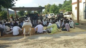 Violence erupted across districts on Thursday when the candidates of teachers’ recruitment examination-2018 blocked Udaipur-Ahmedabad highway, pelted stones at the police, damaged properties and torched vehicles.(JT Photo) Violence erupted across districts on Thursday when the candidates of teachers’ recruitment examination-2018 blocked Udaipur-Ahmedabad highway, pelted stones at the police, damaged properties and torched vehicles.(JT Photo)