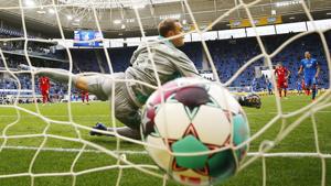 Soccer Football - Bundesliga - TSG 1899 Hoffenheim v Bayern Munich - PreZero Arena, Sinsheim, Germany - September 27, 2020. TSG 1899 Hoffenheim's Andrej Kramaric scores their fourth goal from the penalty spot. REUTERS/Wolfgang Rattay DFL regulations prohibit any use of photographs as image sequences and/or quasi-video(REUTERS) Soccer Football - Bundesliga - TSG 1899 Hoffenheim v Bayern Munich - PreZero Arena, Sinsheim, Germany - September 27, 2020. TSG 1899 Hoffenheim's Andrej Kramaric scores their fourth goal from the penalty spot. REUTERS/Wolfgang Rattay DFL regulations prohibit any use of photographs as image sequences and/or quasi-video(REUTERS)