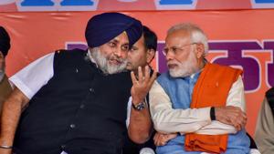 Prime Minister Narendra Modi with Shiromani Akali Dal President Sukhbir Singh Badal in Gurdaspur. Shiromani Akali Dal (SAD) quits National Democratic Alliance (NDA) over the farm bills issue.(PTI)