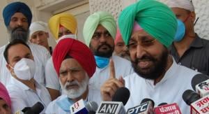 Punjab Congress MPs Partap Singh Bajwa and Shamsher Singh Dullo (in red turban) interacting with mediapersons at Golden Temple in Amritsar on Monday.(Sameer Sehgal/HT) Punjab Congress MPs Partap Singh Bajwa and Shamsher Singh Dullo (in red turban) interacting with mediapersons at Golden Temple in Amritsar on Monday.(Sameer Sehgal/HT)