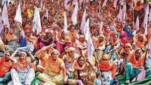 Women raise slogans in protest against the farm bills as they sit on railway tracks at Devi Dasspura village in Punjab’s Amritsar on Sunday.(Sameer Sehgal/HT Photo) Women raise slogans in protest against the farm bills as they sit on railway tracks at Devi Dasspura village in Punjab’s Amritsar on Sunday.(Sameer Sehgal/HT Photo)