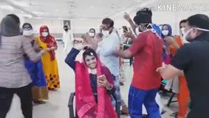 The bride sitting in the middle as patients at the centre celebrate around her.(Facebook/DMG Kochi Films) The bride sitting in the middle as patients at the centre celebrate around her.(Facebook/DMG Kochi Films)