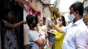 Health workers conduct door-to-door Covid-19 screening in Mumbai on Sunday.(ANI) Health workers conduct door-to-door Covid-19 screening in Mumbai on Sunday.(ANI)