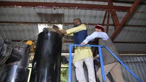 CM Rawat puts pine needles in the state’s first pine needle power generation plant inaugurated in Uttarkashi district.(HT PHOTO.) CM Rawat puts pine needles in the state’s first pine needle power generation plant inaugurated in Uttarkashi district.(HT PHOTO.)
