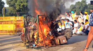 A tractor set on fire by Punjab Youth Congress Workers (PYCW) to protest the passing of agriculture reform bills by the President, at India Gate in New Delhi on Monday.(HT Photo) A tractor set on fire by Punjab Youth Congress Workers (PYCW) to protest the passing of agriculture reform bills by the President, at India Gate in New Delhi on Monday.(HT Photo)