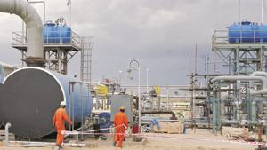 Cairn India employees work at a storage facility for crude oil at Mangala oil field at Barmer, Rajasthan.(Sonu Mehta/HT File Photo) Cairn India employees work at a storage facility for crude oil at Mangala oil field at Barmer, Rajasthan.(Sonu Mehta/HT File Photo)