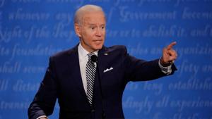 The pandemic’s effects were in plain sight, with the candidates’ lecterns spaced far apart, all of the guests in the small crowd tested and the traditional opening handshake scrapped.(REUTERS) The pandemic’s effects were in plain sight, with the candidates’ lecterns spaced far apart, all of the guests in the small crowd tested and the traditional opening handshake scrapped.(REUTERS)