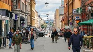 This picture taken in Stockholm, Sweden, on August 31, 2020, shows people walking in a street in Stockholm, amid the novel coronavirus pandemic.(Tom Little / AFP) This picture taken in Stockholm, Sweden, on August 31, 2020, shows people walking in a street in Stockholm, amid the novel coronavirus pandemic.(Tom Little / AFP)