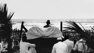 Mahatma Gandhi holding a prayer meeting at Juhu Beach, Mumbai, May 1944.(National Gandhi Museum) Mahatma Gandhi holding a prayer meeting at Juhu Beach, Mumbai, May 1944.(National Gandhi Museum)