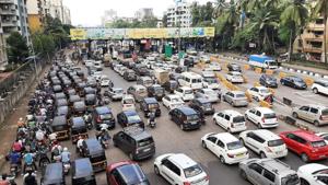 The traffic stayed jammed for over an hour despite the lockdown.(Praful Gangurde/HT Photo) The traffic stayed jammed for over an hour despite the lockdown.(Praful Gangurde/HT Photo)