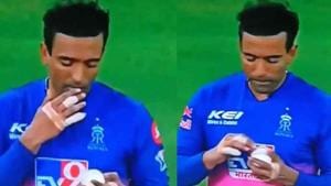 IPL 2020: Robin Uthappa caught in the act.(Screengrab/Twitter) IPL 2020: Robin Uthappa caught in the act.(Screengrab/Twitter)