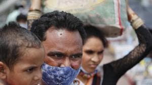 A migrant laborer family returns to the city for work in New Delhi.(AP) A migrant laborer family returns to the city for work in New Delhi.(AP)