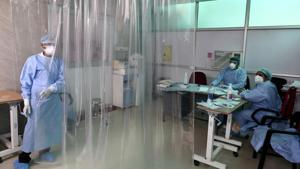 A view inside a Covid-19 testing ward at Ram Manohar Lohia Hospital, in Gomti Nagar, Lucknow, Uttar Pradesh, India, Wednesday, 2020.(Photo by Dheeraj Dhawan / Hindustan Times) A view inside a Covid-19 testing ward at Ram Manohar Lohia Hospital, in Gomti Nagar, Lucknow, Uttar Pradesh, India, Wednesday, 2020.(Photo by Dheeraj Dhawan / Hindustan Times)