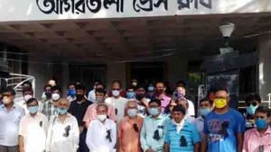 Journalists wear black badges to protest against CM’s comments on reporting of Covid-19 situation in state.(Bijoy Debnath/Facebook) Journalists wear black badges to protest against CM’s comments on reporting of Covid-19 situation in state.(Bijoy Debnath/Facebook)