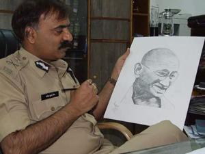 RK Vij confesses he’s deeply influenced by Mahatma Gandhi’s principles of truth and non-violence.(Photos: Twitter/ipsvijrk) RK Vij confesses he’s deeply influenced by Mahatma Gandhi’s principles of truth and non-violence.(Photos: Twitter/ipsvijrk)