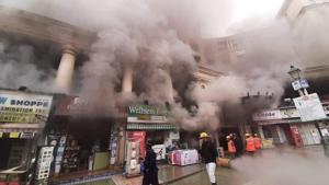 Fire at Hiranandani estate’s Arcadia Shopping Center, Patalipada, Ghodbunder Road, Thane.(Praful Gangurde/HT photo) Fire at Hiranandani estate’s Arcadia Shopping Center, Patalipada, Ghodbunder Road, Thane.(Praful Gangurde/HT photo)