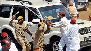 Police personnel lathicharge a protest on NH 93 by Samajwadi party workers who were trying to reach the Hathras gang rape victim’s house, in Hathras, Uttar Pradesh.(Amal KS/ Hindustan Times) Police personnel lathicharge a protest on NH 93 by Samajwadi party workers who were trying to reach the Hathras gang rape victim’s house, in Hathras, Uttar Pradesh.(Amal KS/ Hindustan Times)