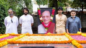 Allu Arjun is the grandson of veteran Telugu actor Allu Ramalingiah. Allu Arjun is the grandson of veteran Telugu actor Allu Ramalingiah.