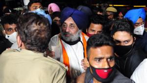 Shiromani Akali Dal (SAD) President Sukhbir Singh Badal is detained by police from his Kisan March at Mullapur entry point in Chandigarh on Thursday.(Ravi Kumar/HT Photo) Shiromani Akali Dal (SAD) President Sukhbir Singh Badal is detained by police from his Kisan March at Mullapur entry point in Chandigarh on Thursday.(Ravi Kumar/HT Photo)