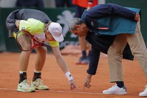 Canada's Denis Shapovalov argues with the umpire over a line call in the second round match of the French Open tennis tournament against Spain's Roberto Carballes Baena at the Roland Garros stadium in Paris, France, Thursday, Oct. 1, 2020.(AP) Canada's Denis Shapovalov argues with the umpire over a line call in the second round match of the French Open tennis tournament against Spain's Roberto Carballes Baena at the Roland Garros stadium in Paris, France, Thursday, Oct. 1, 2020.(AP)
