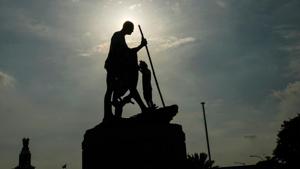 A worker cleans a statue of Mahatma Gandhi at Marina Beach in Chennai.(AFP) A worker cleans a statue of Mahatma Gandhi at Marina Beach in Chennai.(AFP)