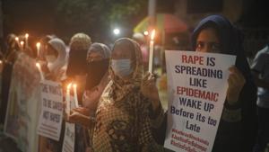 Members of the Jamat-e-Islami Hind staging a candlelight protest against the Hathras rape case at Esplanade crossing in Kolkata, West Bengal on October 01, 2020.(Samir Jana/HT Photo) Members of the Jamat-e-Islami Hind staging a candlelight protest against the Hathras rape case at Esplanade crossing in Kolkata, West Bengal on October 01, 2020.(Samir Jana/HT Photo)