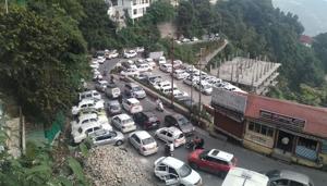 Long queues of tourist vehicles in Mussoorie on Saturday.(HT photo) Long queues of tourist vehicles in Mussoorie on Saturday.(HT photo)