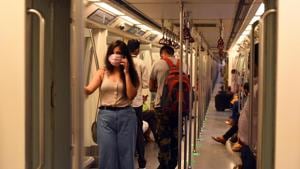 A passengers wears a mask while travelling in a metro train after the metro services resumed during Unlock 4, in New Delhi.(Raj K Raj/HT PHOTO) A passengers wears a mask while travelling in a metro train after the metro services resumed during Unlock 4, in New Delhi.(Raj K Raj/HT PHOTO)