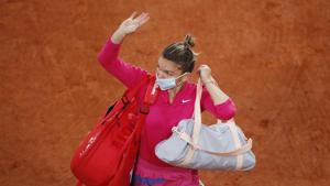 Tennis - French Open - Roland Garros, Paris, France - October 4, 2020. Romania's Simona Halep after losing her fourth round match against Poland's Iga Swiatek REUTERS/Gonzalo Fuentes(REUTERS) Tennis - French Open - Roland Garros, Paris, France - October 4, 2020. Romania's Simona Halep after losing her fourth round match against Poland's Iga Swiatek REUTERS/Gonzalo Fuentes(REUTERS)