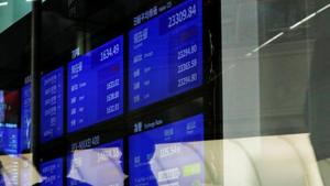 People are reflected on a glass in front of a large screen showing stock prices at the Tokyo Stock Exchange after market opens in Tokyo, Japan October 2, 2020.(Reuters File Photo) People are reflected on a glass in front of a large screen showing stock prices at the Tokyo Stock Exchange after market opens in Tokyo, Japan October 2, 2020.(Reuters File Photo)